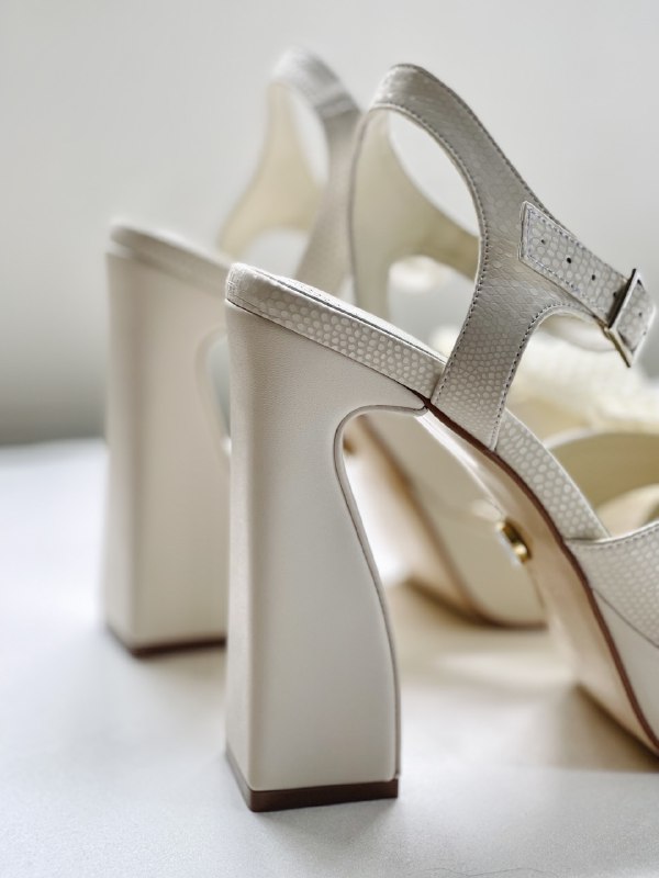 Zapatillas ivory abiertas con tacón ancho y moño con aplicaciones de Perla  