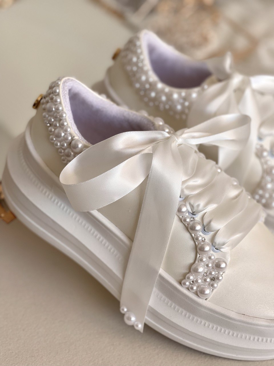 Tennis  Sneaker ivory de plataforma corrida con aplicación de Perlas y Cristales