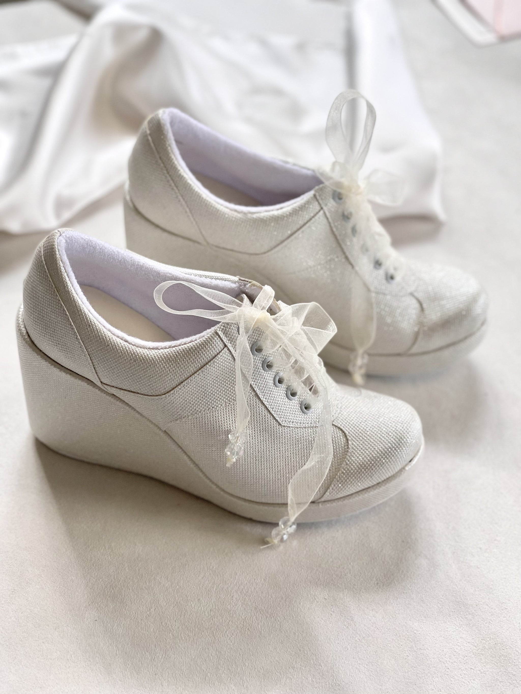 Tenis de Novia con Plataforma Corrida – Aguiar - Main Image