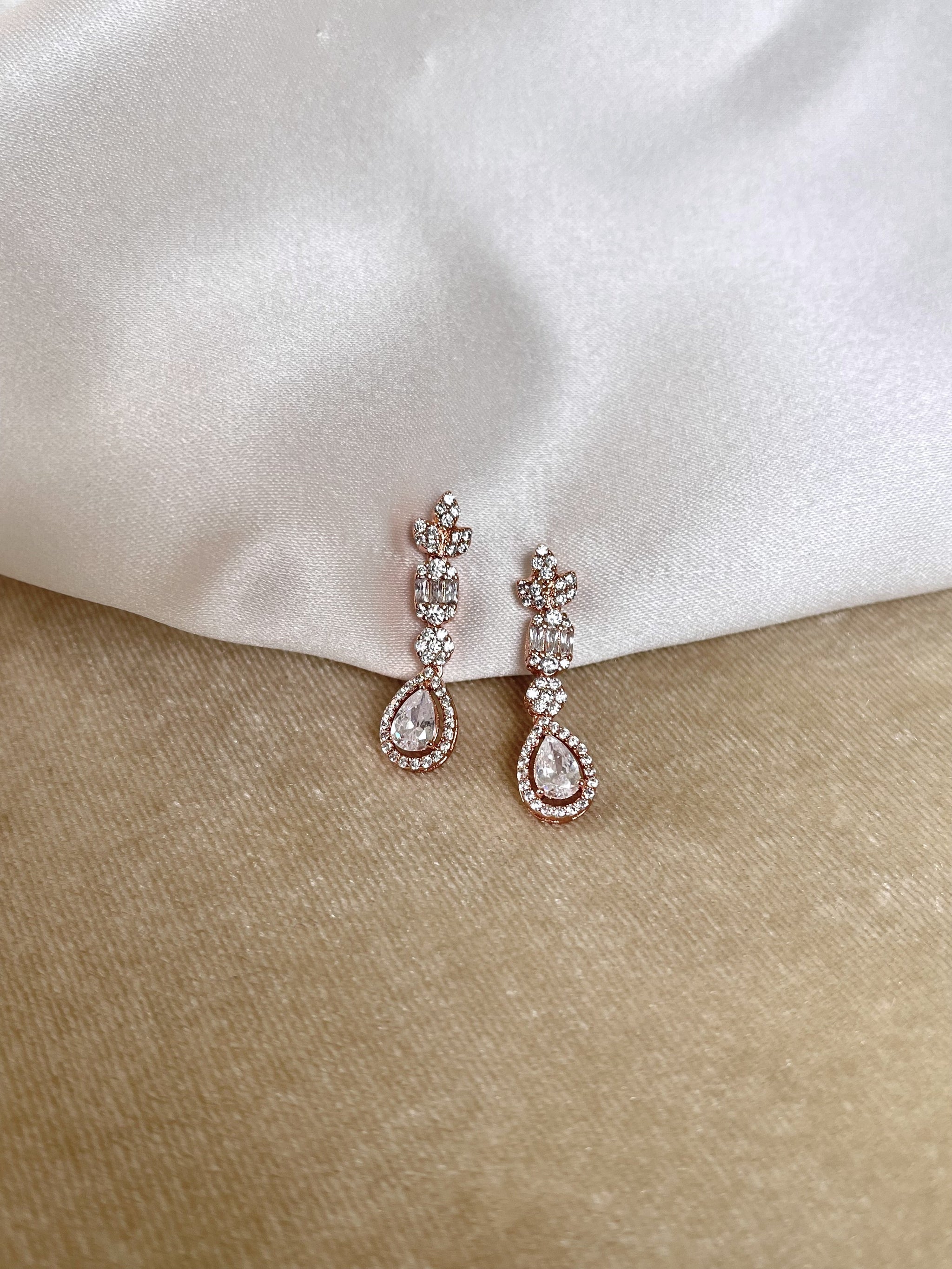 Pendientes De Medio Aro En Oro Blanco 18kt Y Brillantes