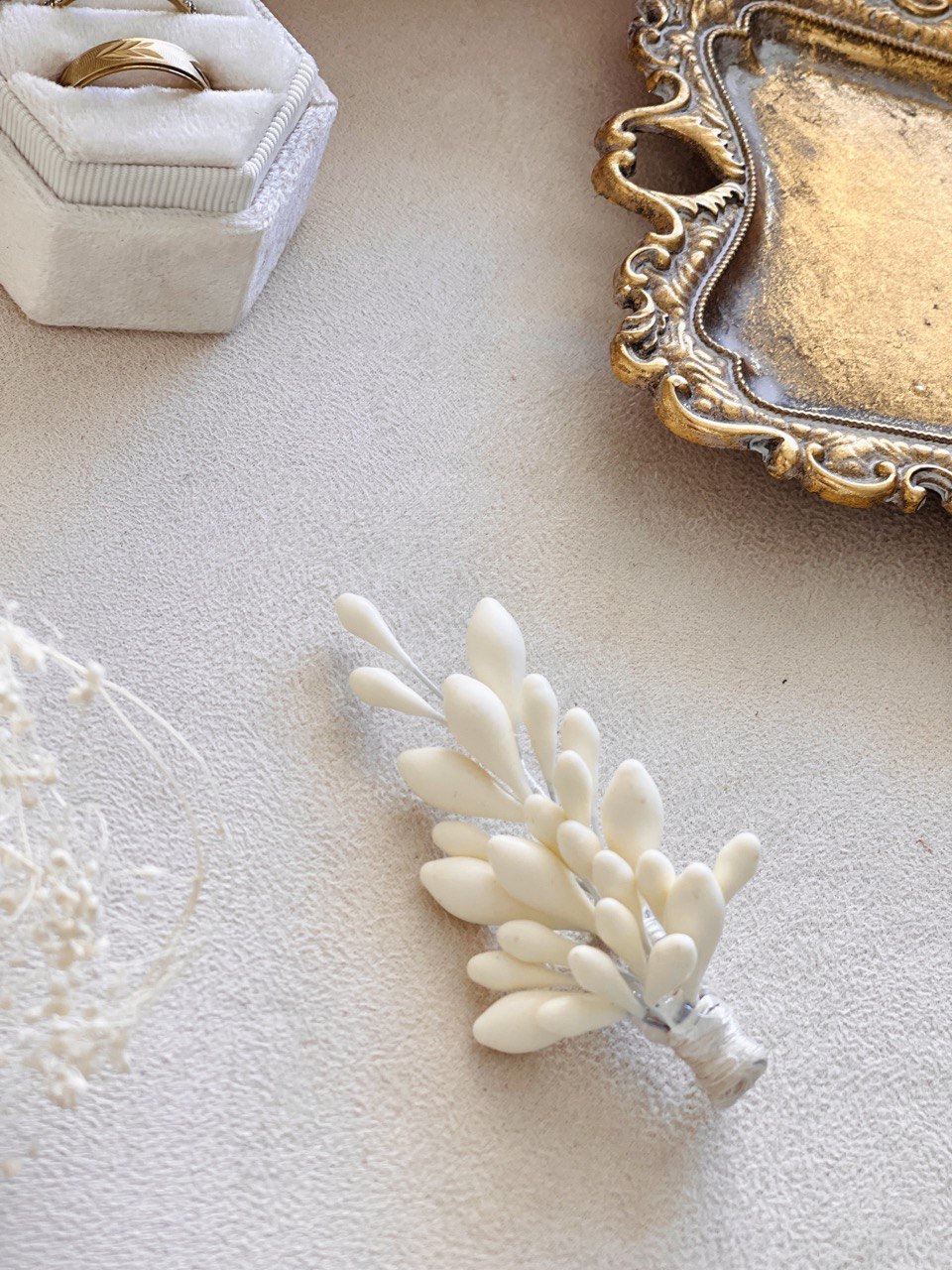 boutonniere para novio azahares ivory