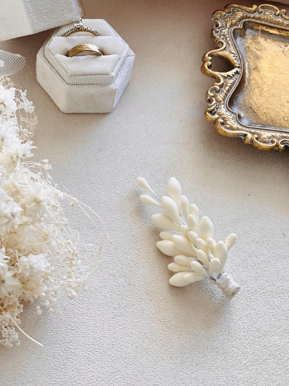 boutonniere para novio azahares ivory