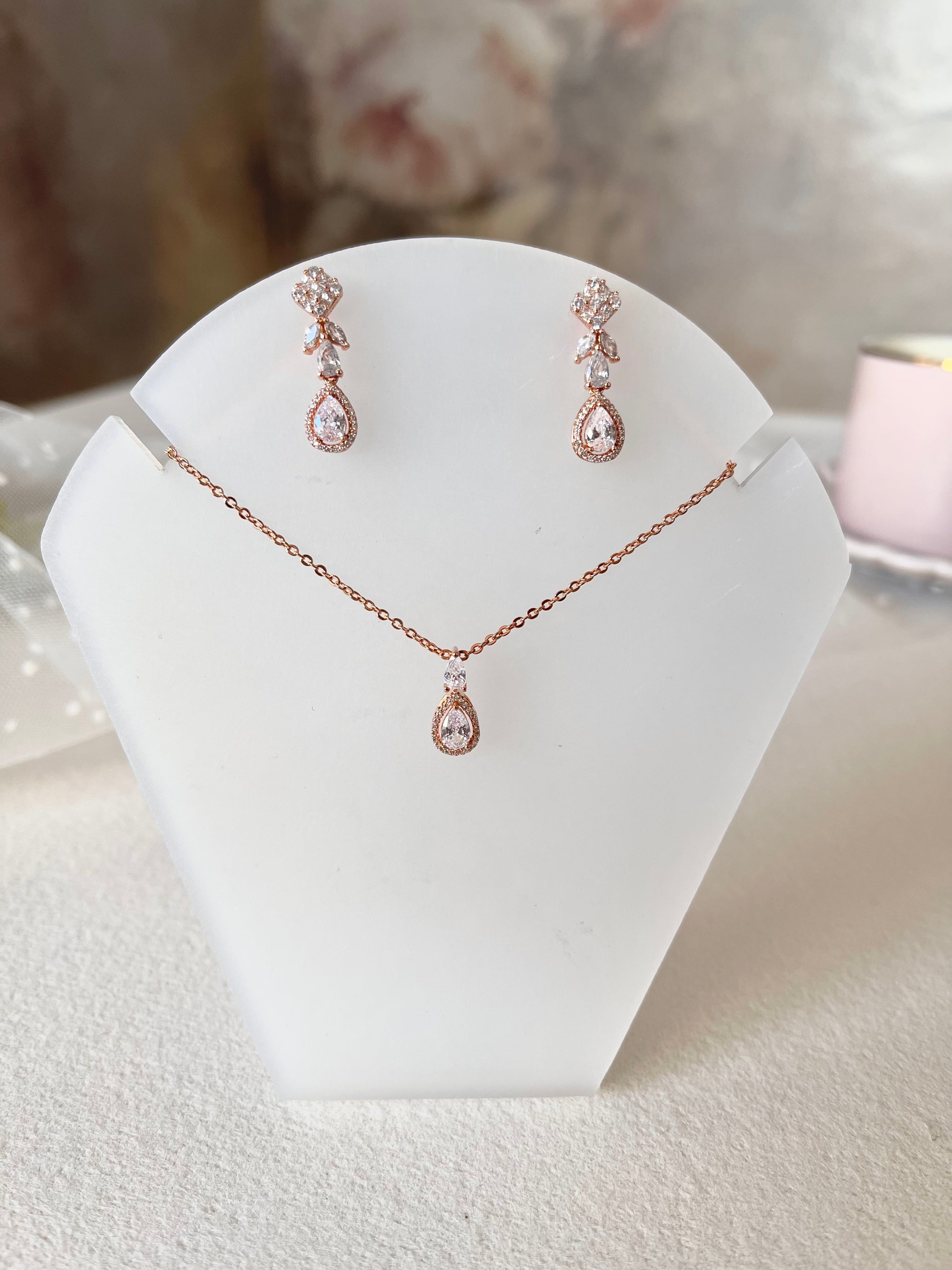 Aretes y Collar de Novia en Chapa con Incrustaciones de Cristal