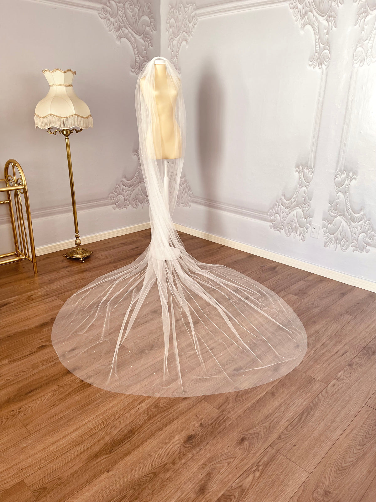 Velo de tul plisado con cristal difuminado