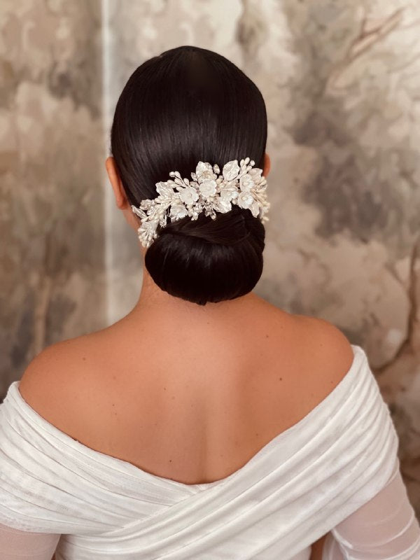 PEINETA DE AZHARES CON UN DISEÑO FLORAL EN TERMINACION NACARADO Y FLORES EN PORCELANA Y CHAPA EN PLATAMA34