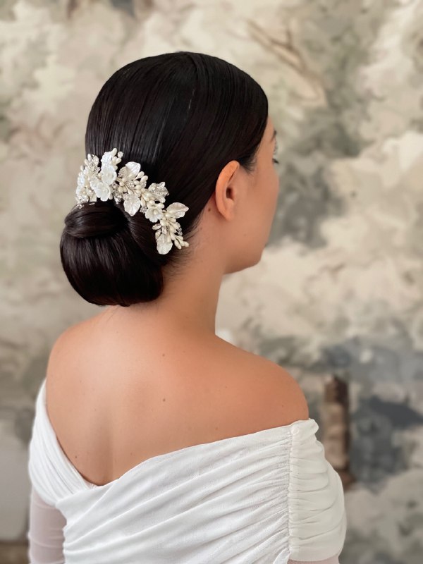 PEINETA DE AZHARES CON UN DISEÑO FLORAL EN TERMINACION NACARADO Y FLORES EN PORCELANA Y CHAPA EN PLATAMA34