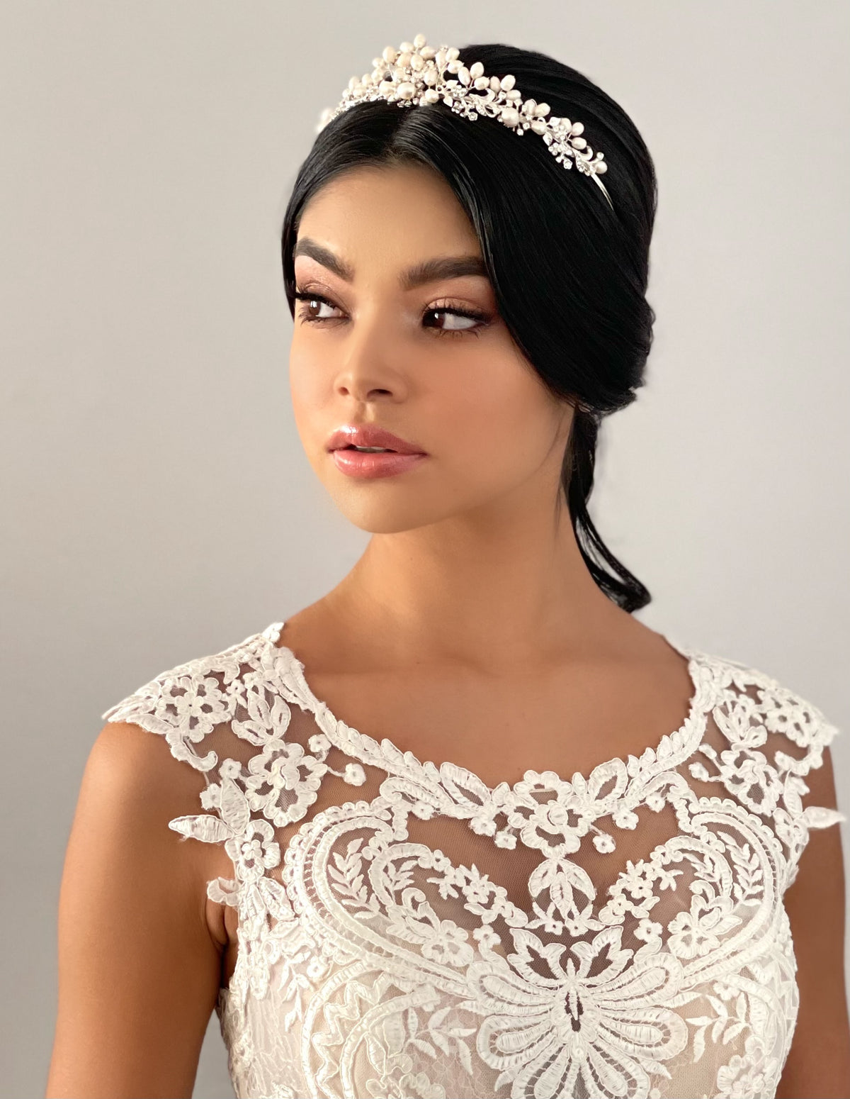 TIARA CON INCRUSTACIONES DE CRISTAL Y PERLA EN CHAPA DE PLATA G495