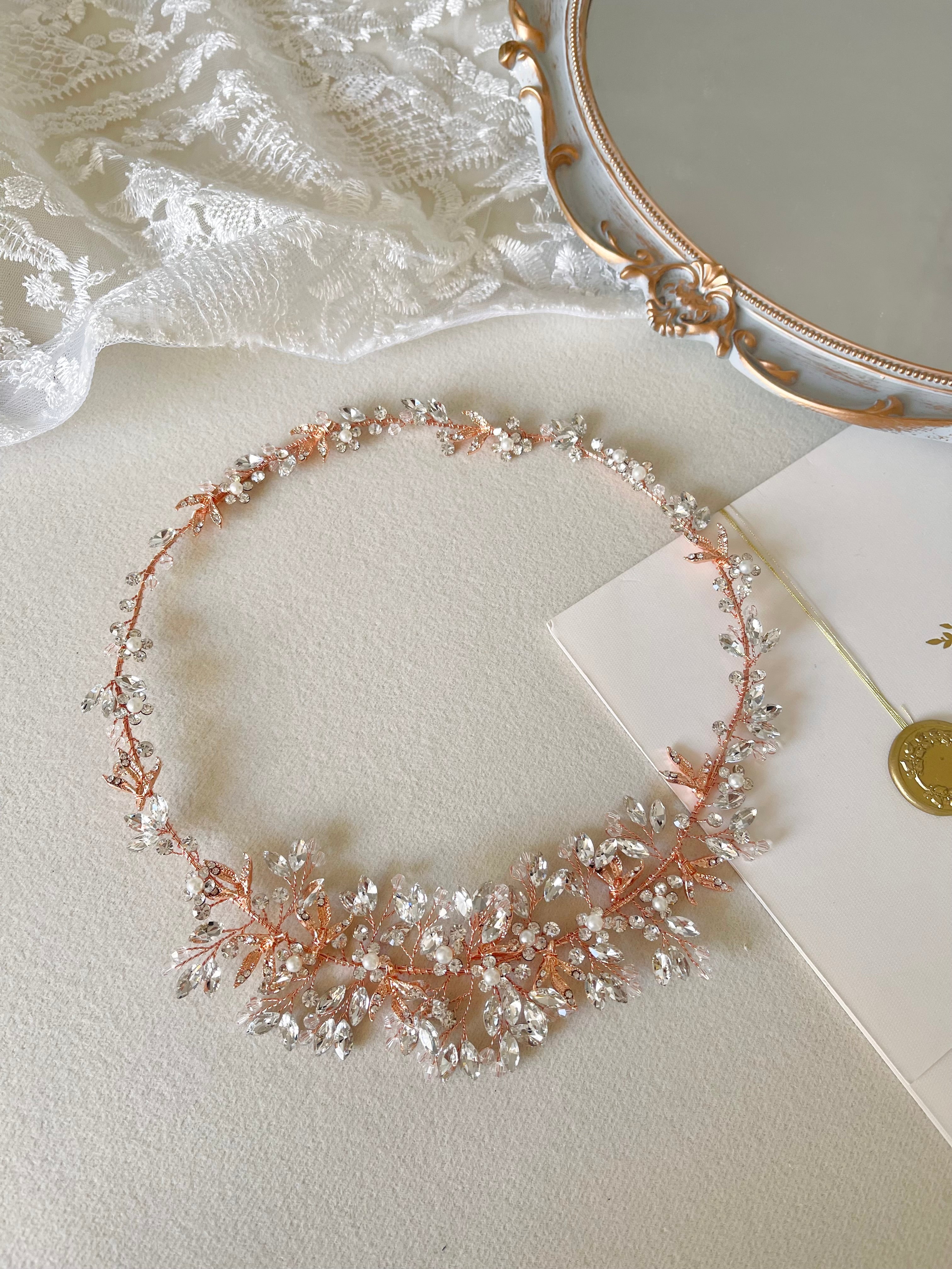 tiara diseño floral con incrustaciones de cristal y chapa en oro rosa