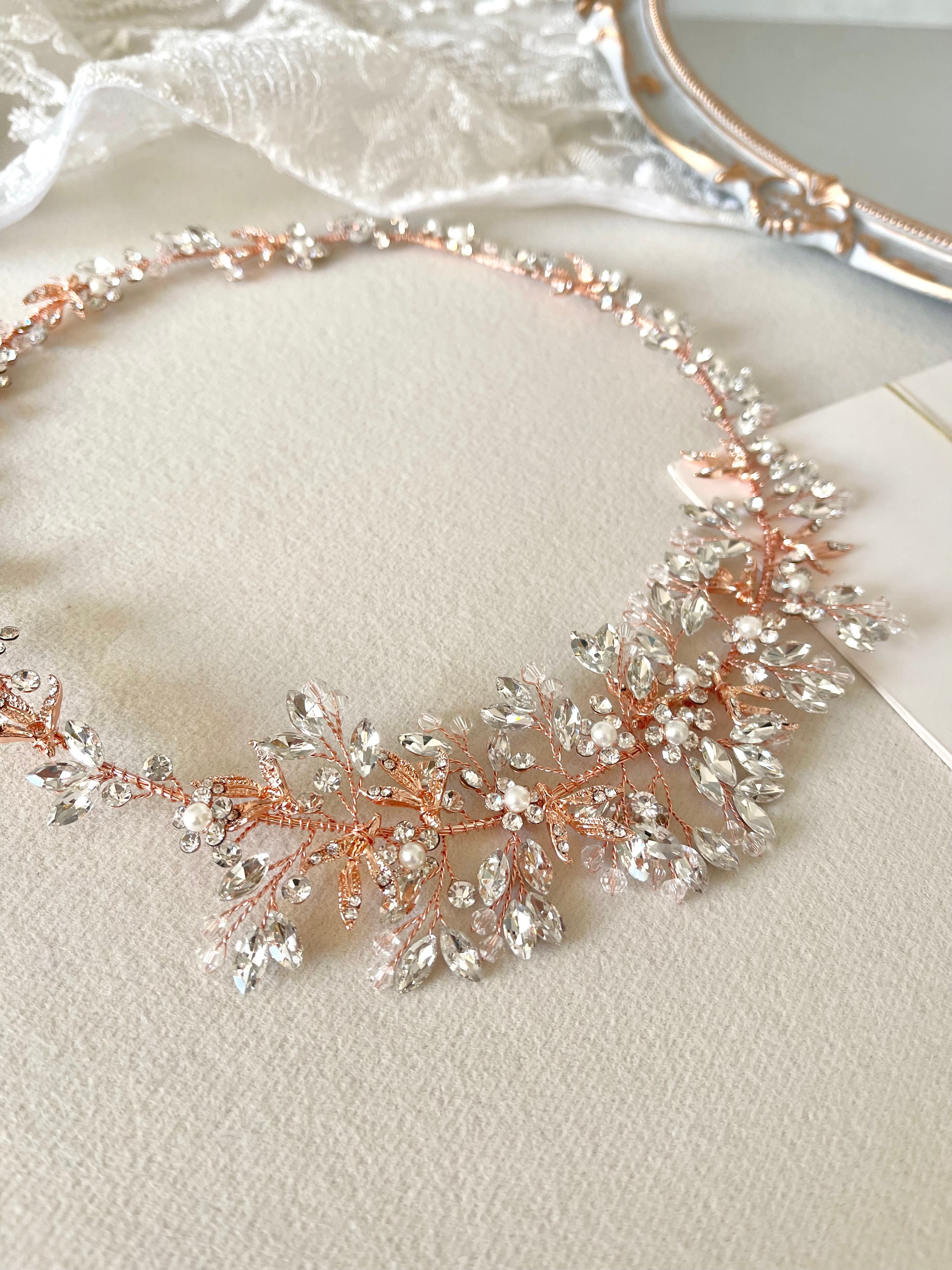 tiara diseño floral con incrustaciones de cristal y chapa en oro rosa