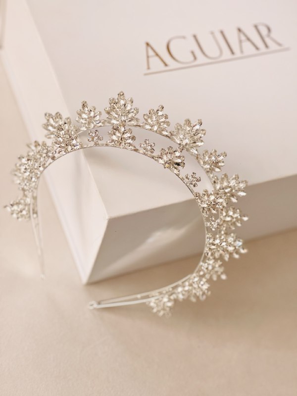 DIADEMA DE ALEACION DE METALES CON INCRUSTACIONES DE CRISTAL Y CHAPA EN PLATA. 
