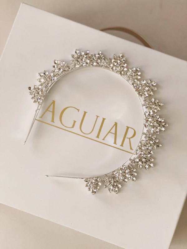 DIADEMA DE ALEACION DE METALES CON INCRUSTACIONES DE CRISTAL Y CHAPA EN PLATA. 