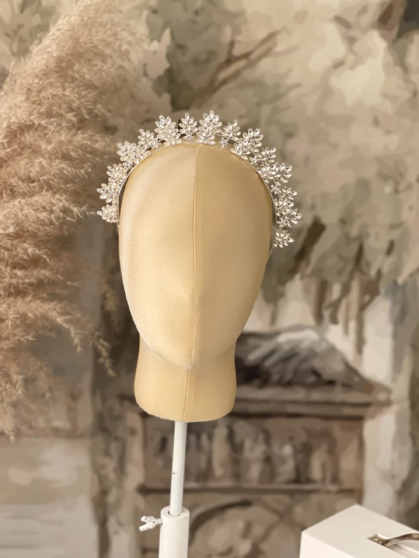 DIADEMA DE ALEACION DE METALES CON INCRUSTACIONES DE CRISTAL Y CHAPA EN PLATA. 