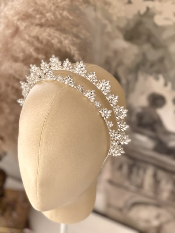 DIADEMA DE ALEACION DE METALES CON INCRUSTACIONES DE CRISTAL Y CHAPA EN PLATA. 