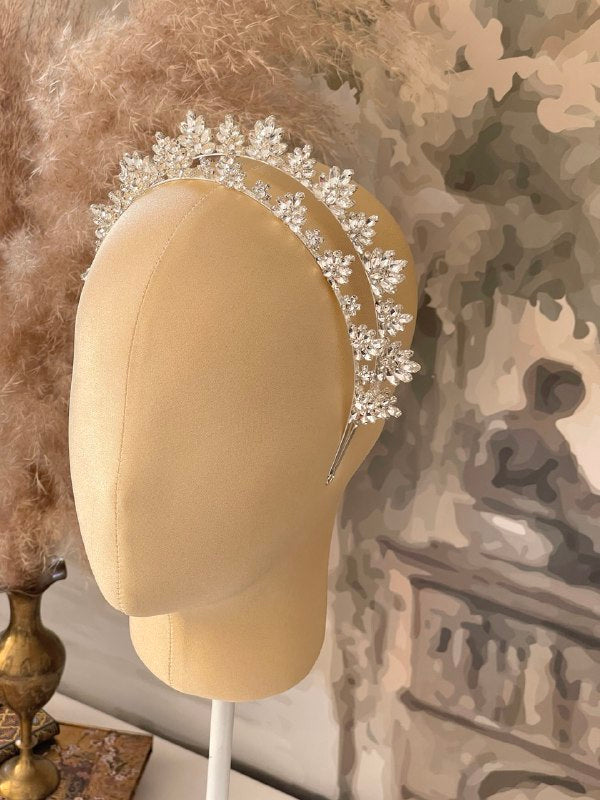 DIADEMA DE ALEACION DE METALES CON INCRUSTACIONES DE CRISTAL Y CHAPA EN PLATA. 