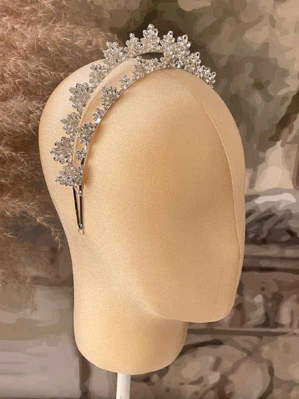 DIADEMA DE ALEACION DE METALES CON INCRUSTACIONES DE CRISTAL Y CHAPA EN PLATA. 