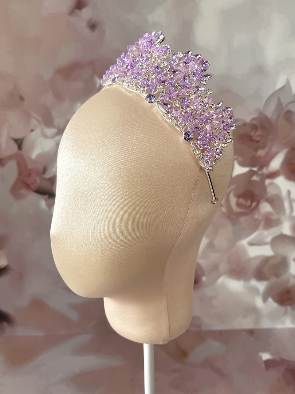 corona de quinceanos con cristales morados y base de plata 