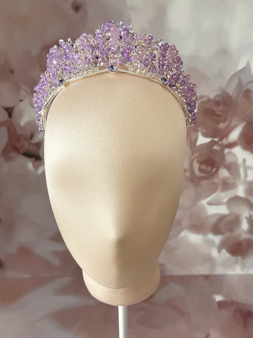 corona de quinceanos con cristales morados y base de plata 