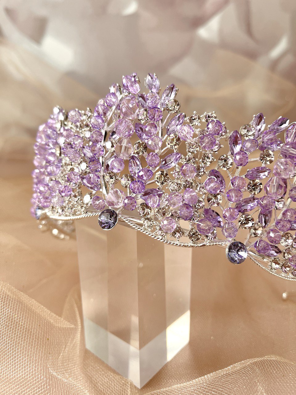 corona de quinceanos con cristales morados y base de plata 
