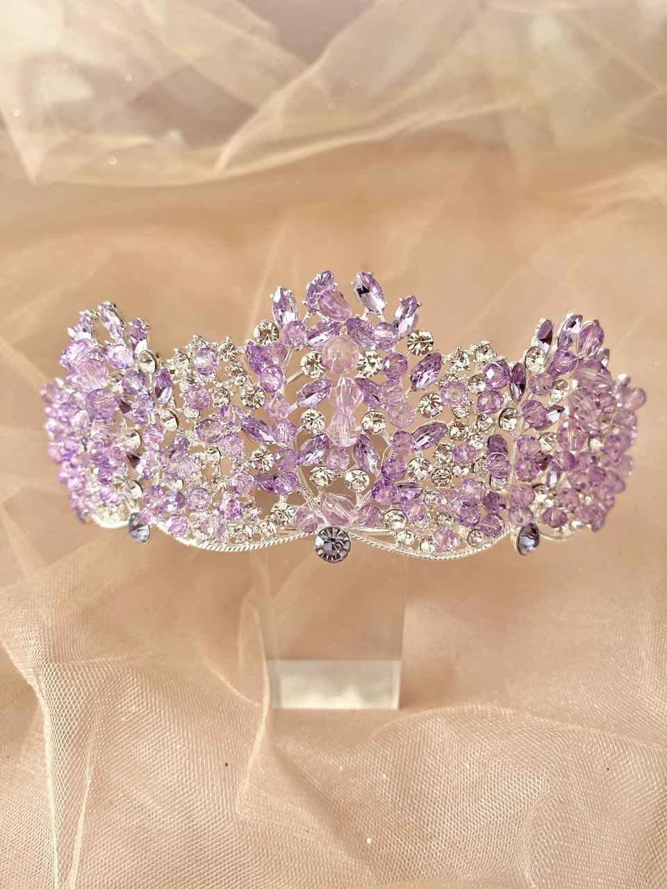 corona de quinceanos con cristales morados y base de plata 